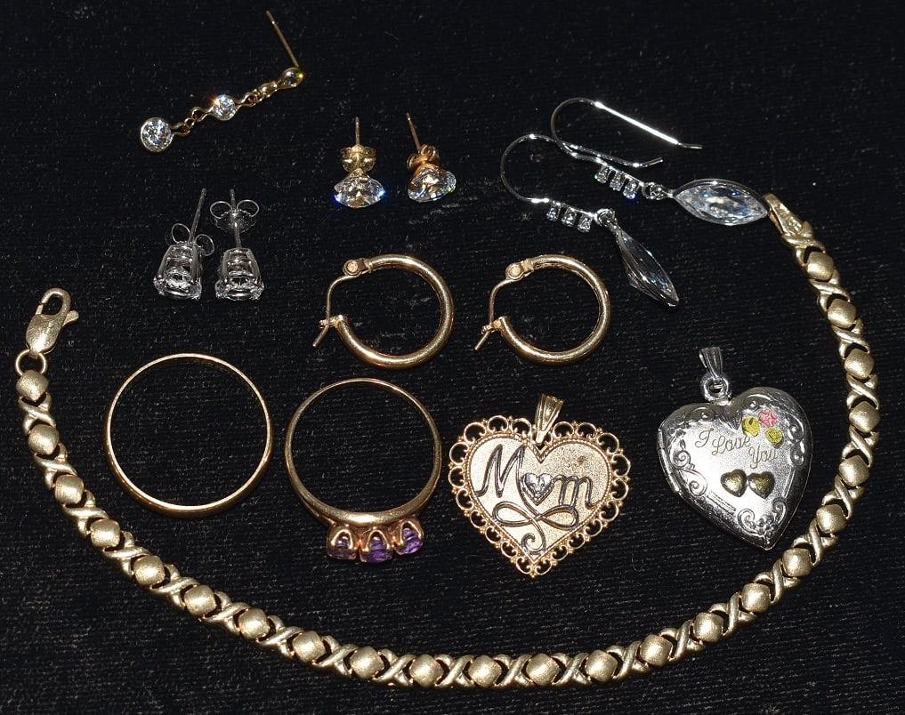 LOT ASSORTED ESTATE 10KT YELLOW/WHITE GOLD FINDINGS: LOT ASSORTED ESTATE 10KT YELLOW/WHITE GOLD FINDINGS, 20TH C., W. 12.6 DWT
