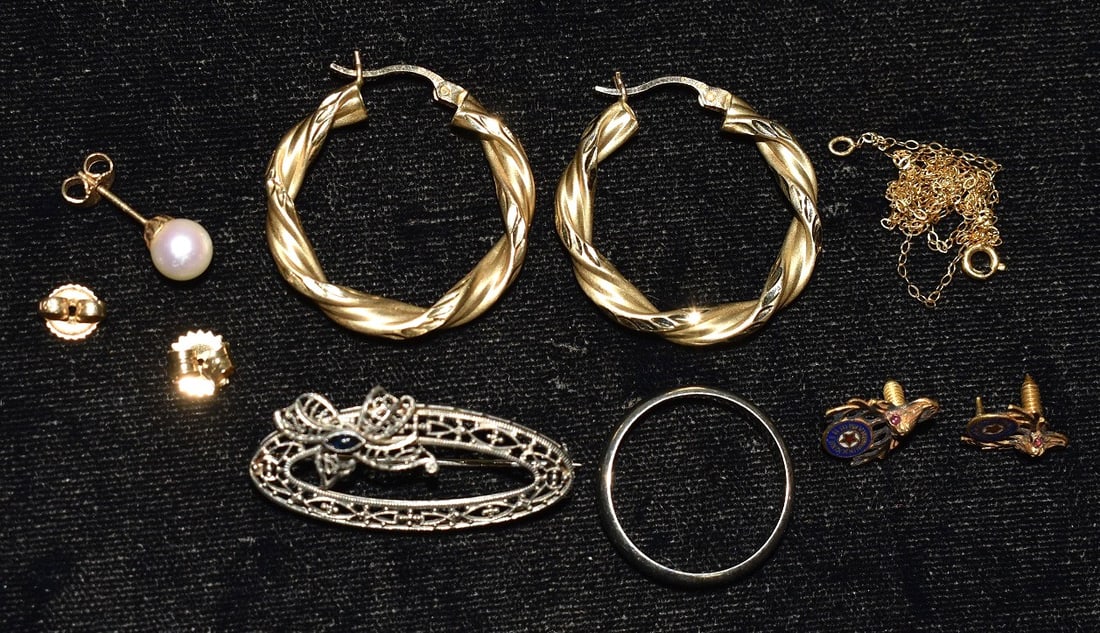 LOT ASSORT. ESTATE 14KT.GOLD FINDINGS, 20TH C.: LOT ASSORTED ESTATE 14KT.GOLD FINDINGS, 20TH C., WEIGHT 7.0 DWT