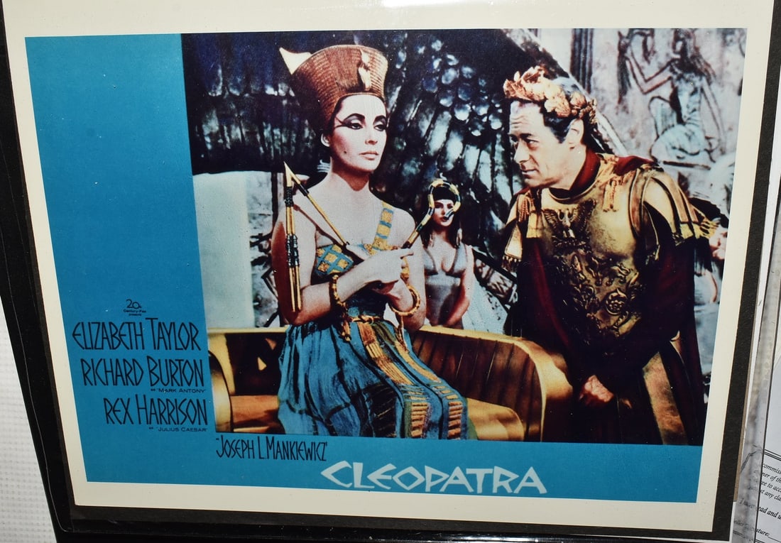 LOT 100 PHOTOS LIZ TAYLOR (1932-2011) PHOTOGRAPH ALBUM: BINDER LOT (100) PHOTOS LIZ TAYLOR (1932-2011) PHOTOGRAPH ALBUM COLLECTION COLOR/BLACK & WHITE GLOSSY'S, C. 1960'S, 8" X 10"