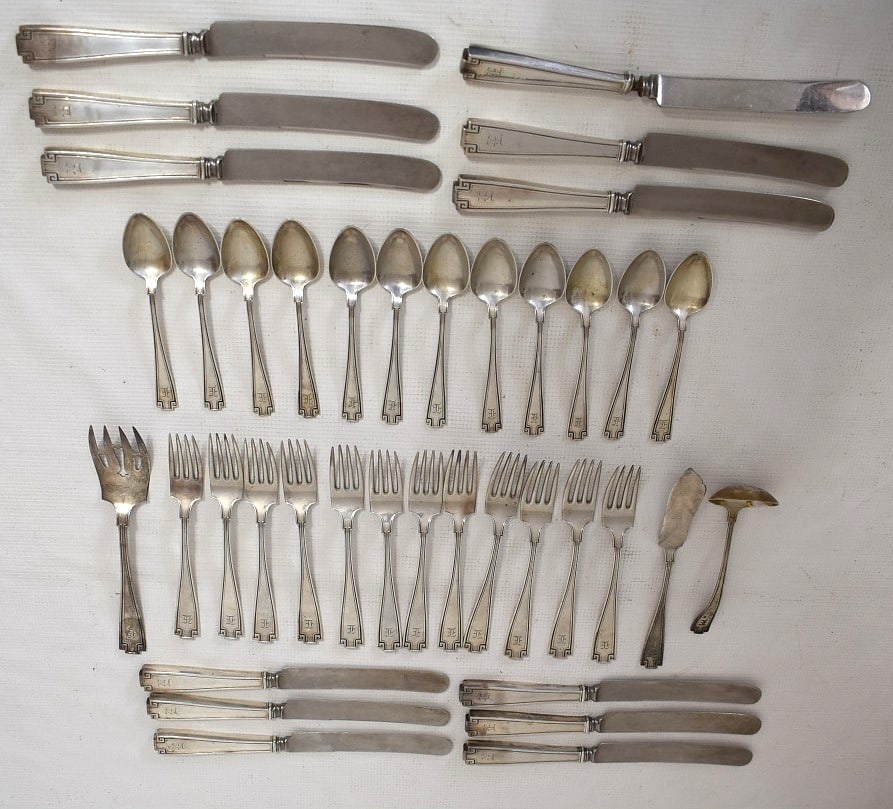 GORHAM ETRUSCAN PATTERN FLATWARE SERVICE, C. 1920: GORHAM ETRUSCAN PATTERN FLATWARE SERVICE, C. 1920, WEIGHT WITHOUT KNIVES 41.4 OZ.