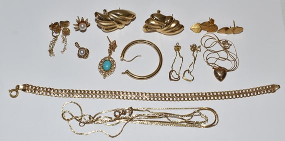 LOT ASSORTED ESTATE GOLD FINDINGS, 20TH C., W. 14.0 DWT