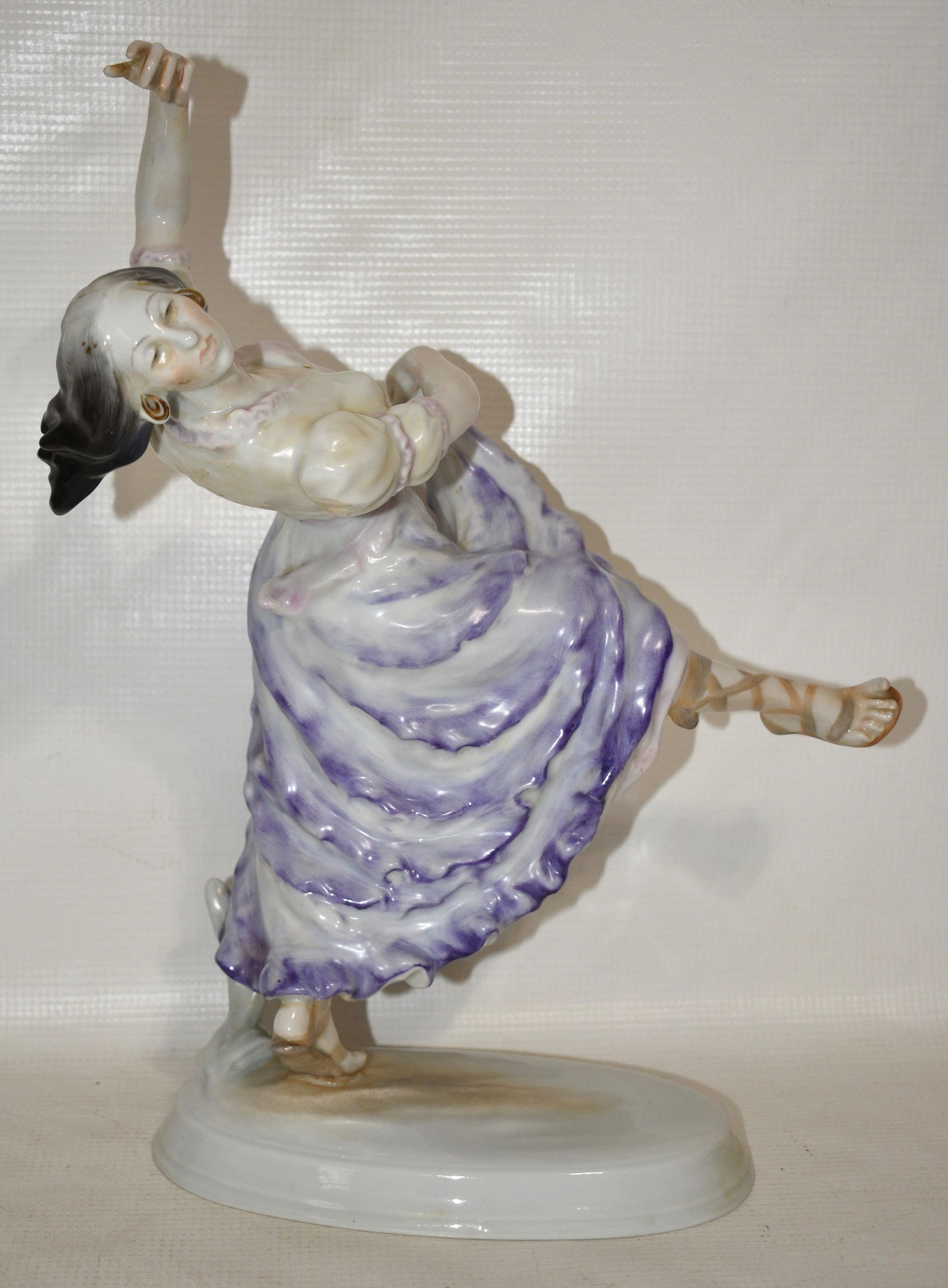 HEREND H/P PORCELAIN HUNGARIAN DANCING FIGURE: HEREND H/P PORCELAIN HUNGARIAN DANCING FIGURE, 19/20TH C., H. 13"