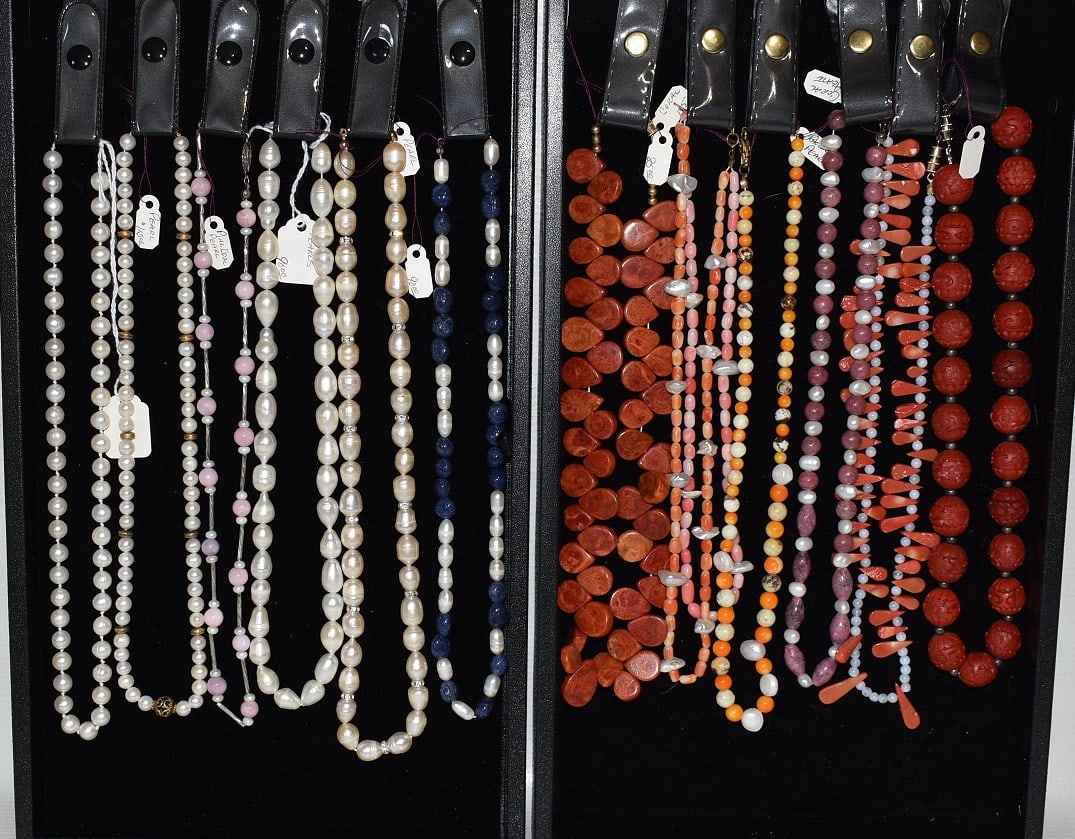 2 TRAYS ASSORTED NECKLACES INCL. CORAL, CINNABAR, PEARL: LOT (2) TRAYS ASSORTED NECKLACES INCL. CORAL, CINNABAR, PEARL, 20TH C.