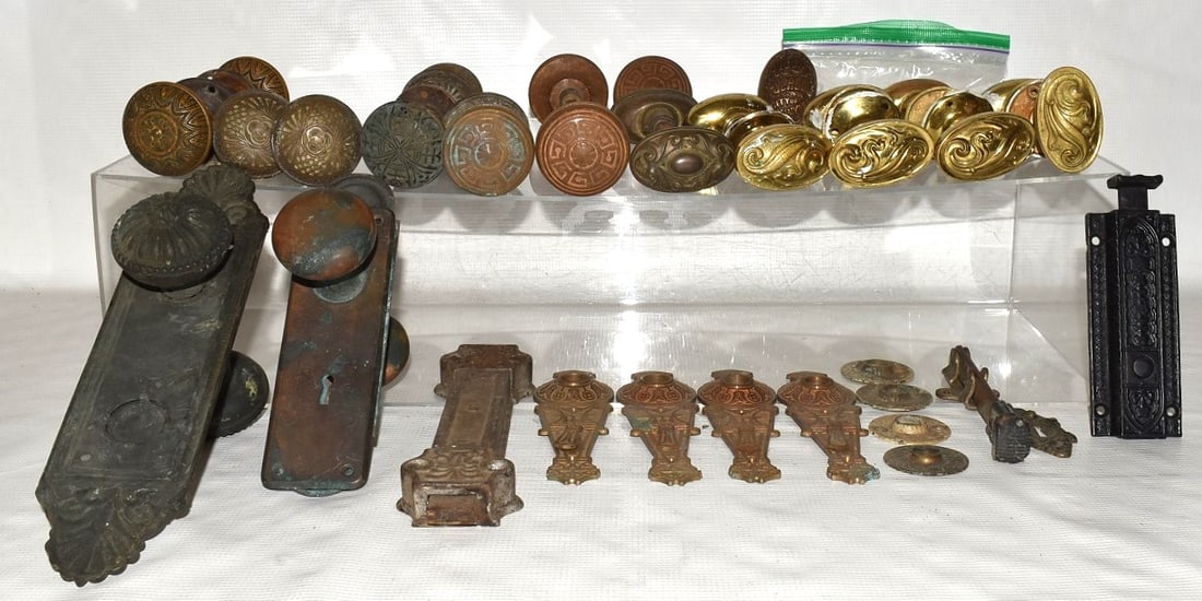 LG LOT ASST VICT. & ART NOUVEAU BRASS DOOR HARDWARE (1 of 10)