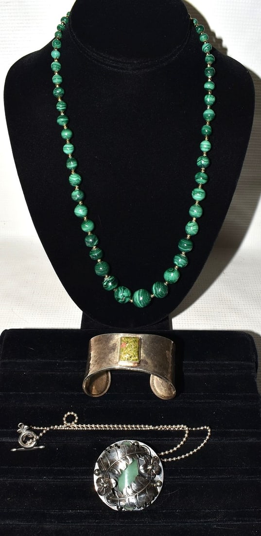 LOT ASSORt. JEWELRY INCL. STERLING; MALIKITE NECKLACE: LOT ASSORTED JEWELRY INCLUDING STERLING, 2.5 OZS; MALIKITE NECKLACE, C. 1960'S, L. 23"