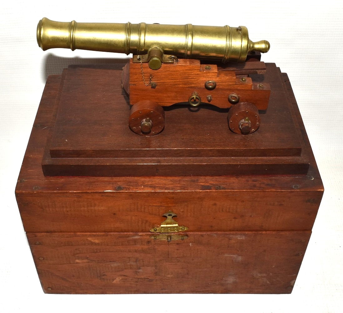 VINTAGE MINIATURE BRASS SHIPS CANNON W/FITTED CASE (1 of 14)