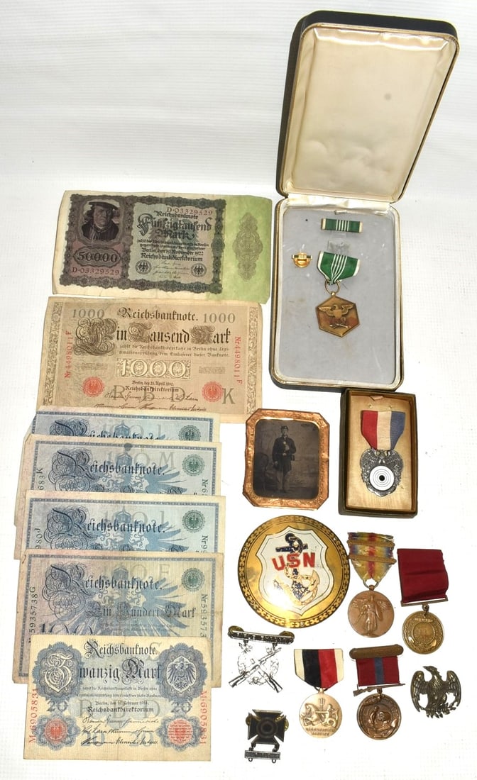 LOT ASSORTED MILITARY MEDALS, 20TH C. (1 of 8)
