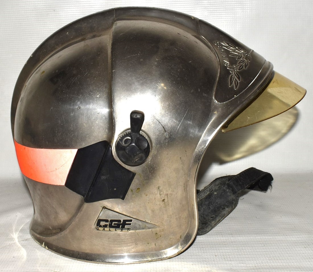 FRENCH SAPEURS-POMPIERS FIREMEN'S HELMET, C. 1950/60: FRENCH SAPEURS-POMPIERS FIREMEN'S HELMET, C. 1950/60