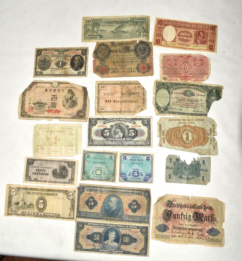 LOT ASSORTED FOREIGN CURRENCY/PAPER MONEY (1 of 7)