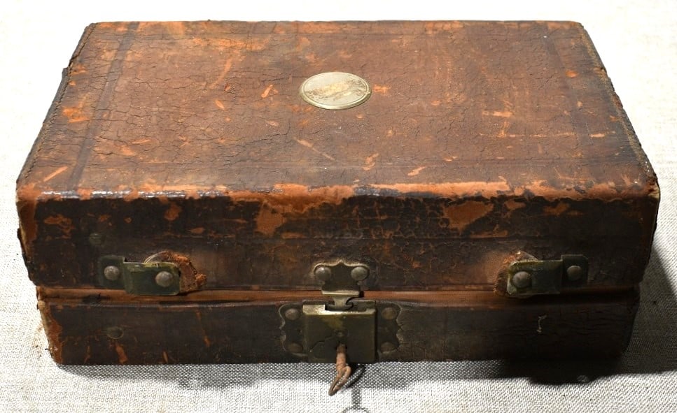LEATHER CASED SHOOTER KIT INCL. POWDER FUNNELS/CAPS (1 of 4)