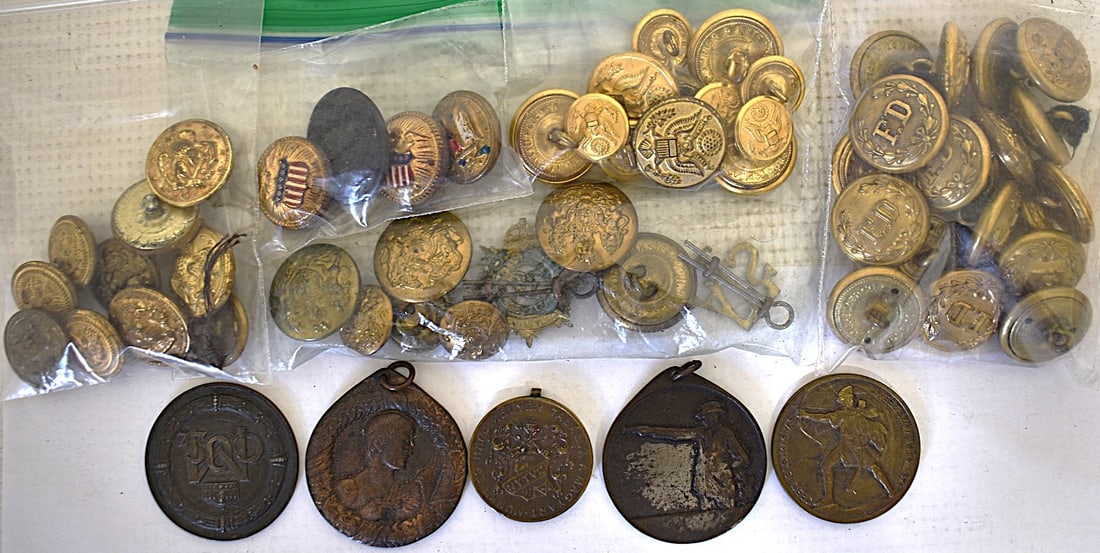 ASSORTED VINTAGE UNIFORM BUTTONS INCL. US ARMY/NAVY (1 of 6)