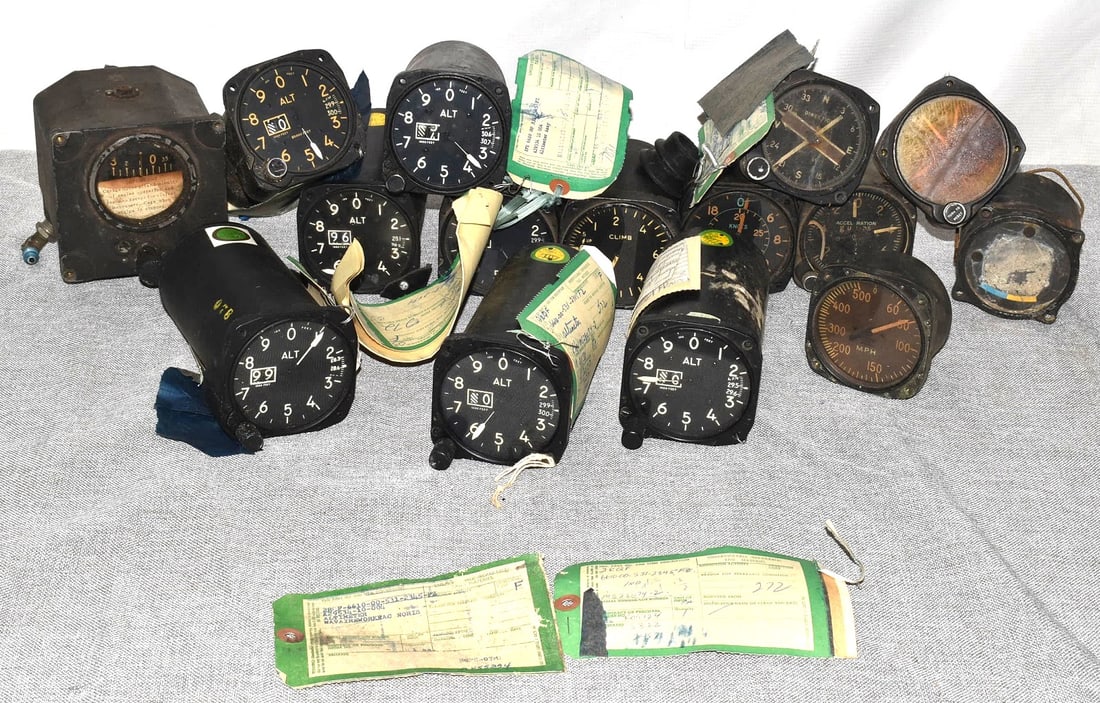 LOT ASSORTED AIRCRAFT INSTRUMENT GAUGES, C. 1940/50 (1 of 6)