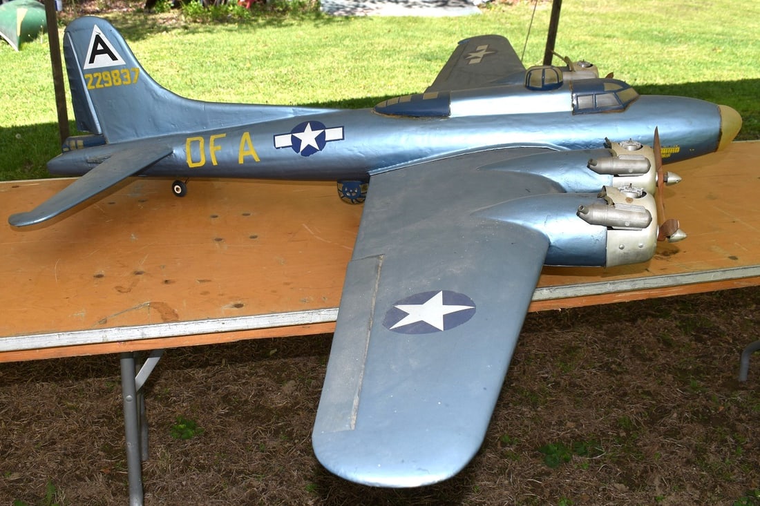 REMOTE CONTROL B-52 BOMBER LADY LUCK - 3