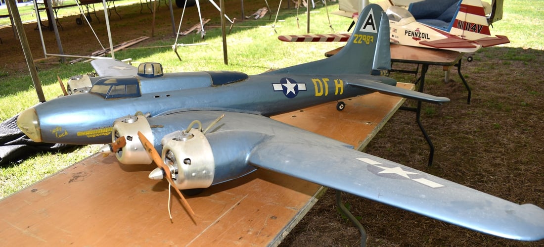 REMOTE CONTROL B-52 BOMBER LADY LUCK - 5