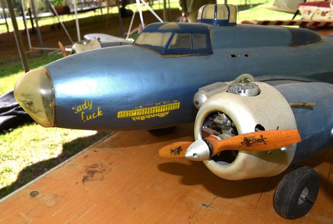 REMOTE CONTROL B-52 BOMBER LADY LUCK - 6