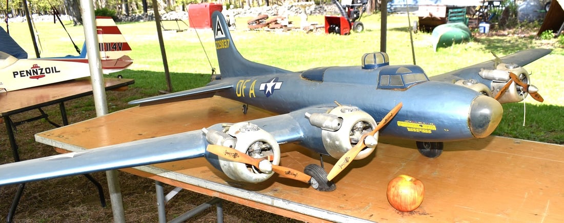 REMOTE CONTROL B-52 BOMBER LADY LUCK - 7