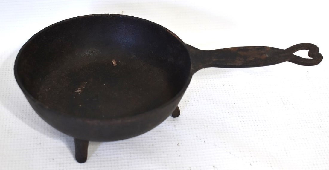 FINE EARLY AMERICAN CAST IRON HEART HANDLE SAUCE POT (1 of 5)