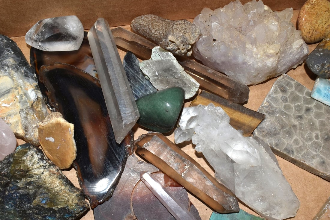 LARGE LOT ASSORTED MINERALS - 3