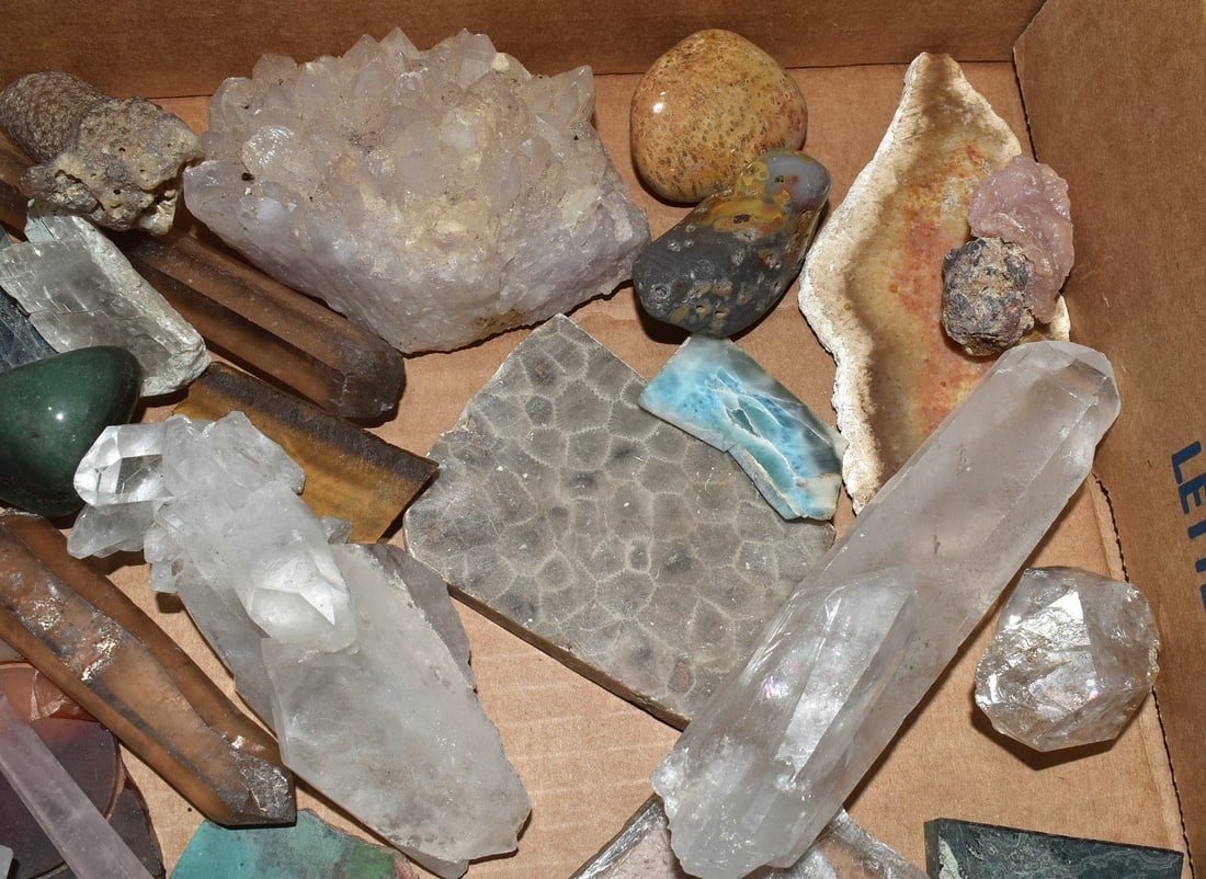 LARGE LOT ASSORTED MINERALS - 4
