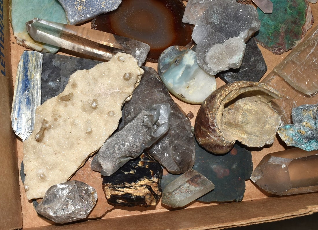 LARGE LOT ASSORTED MINERALS - 5