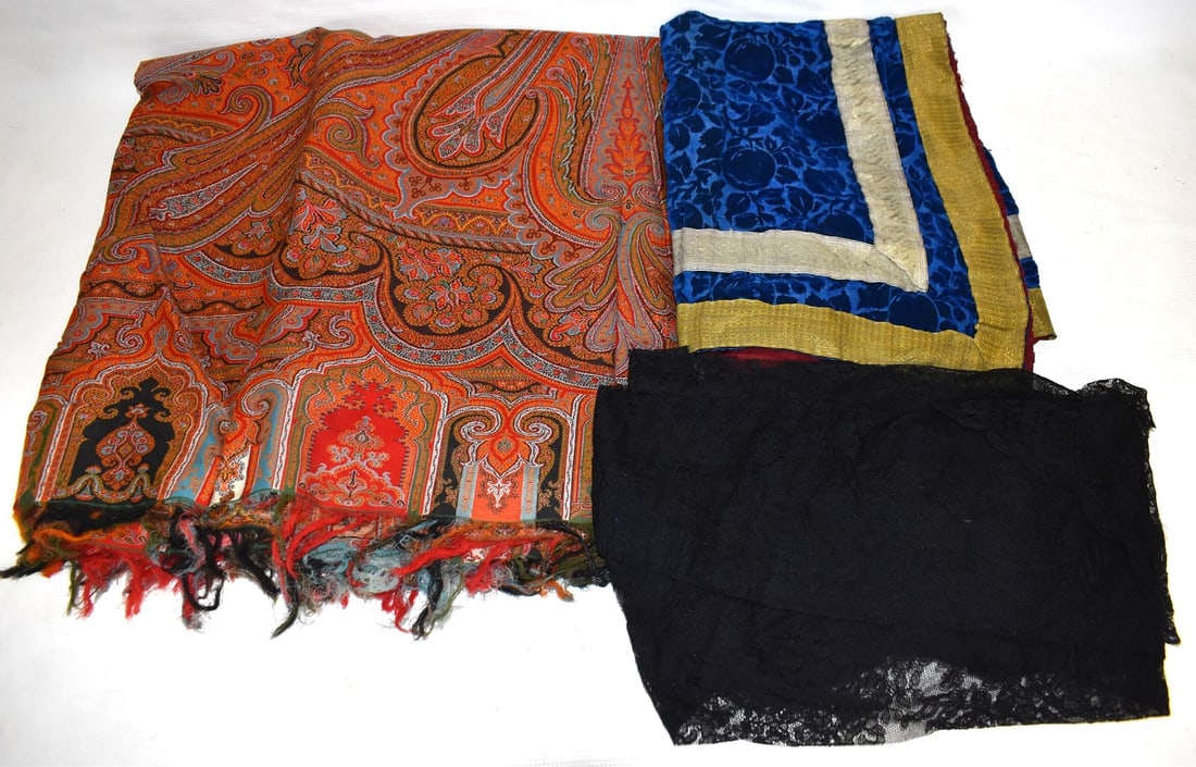 LOT VINTAGE TEXTILES INCL. PAISLEY & MOURNING SHAWLS+: LOT ASSORTED VINTAGE TEXTILES INCL. PAISLEY SHAWL, EARLY TABLE COVER & MOURNING SHAWL, 19TH C.