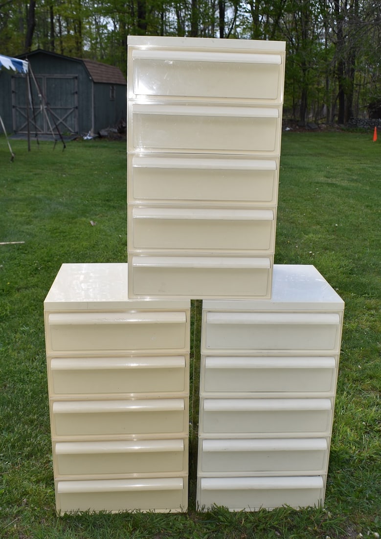 LOT (3) KARTEL BELEYRIAN 5 DRAWER CHESTS, C. 1960: LOT (3) KARTEL BELEYRIAN 5 DRAWER CHESTS, C. 1960, H. 28 1/2" W. 16 1/2" D. 16 1/2"