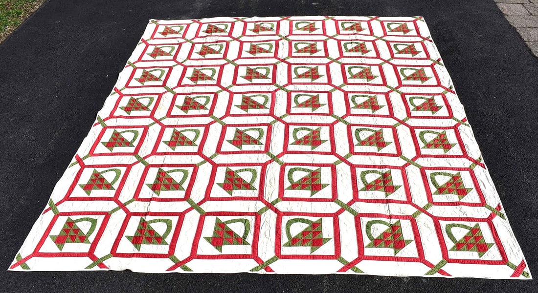ANTIQUE TRI-COLOR QUILT, 19TH C. (BASKET PATTERN) (1 of 4)