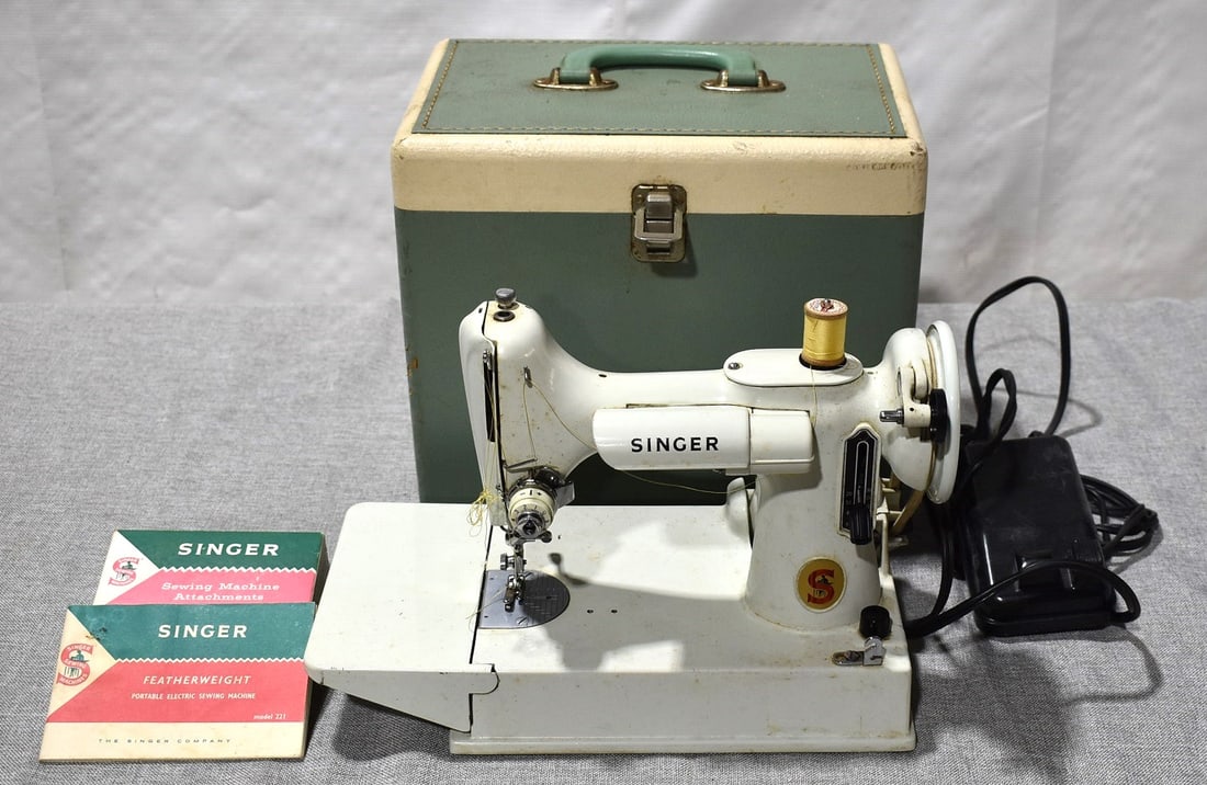 SINGER FEATHERWEIGHT MODEL 221K W/ATTACHMENTS: SINGER FEATHERWEIGHT MODEL 221K W/ATTACHMENTS