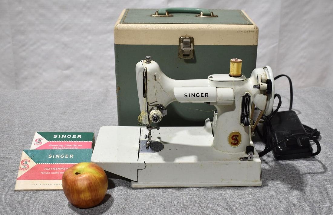 SINGER FEATHERWEIGHT MODEL 221K W/ATTACHMENTS - 2
