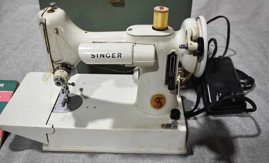 SINGER FEATHERWEIGHT MODEL 221K W/ATTACHMENTS - 3