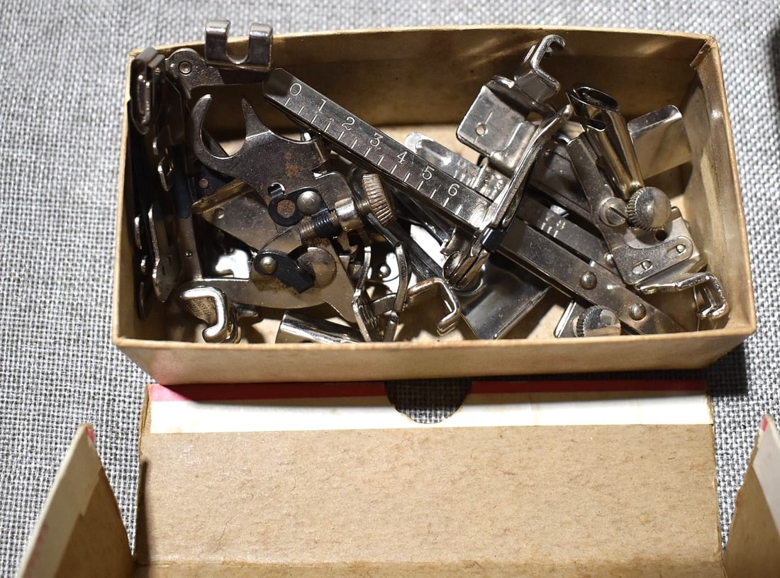 SINGER FEATHERWEIGHT MODEL 221K W/ATTACHMENTS - 5