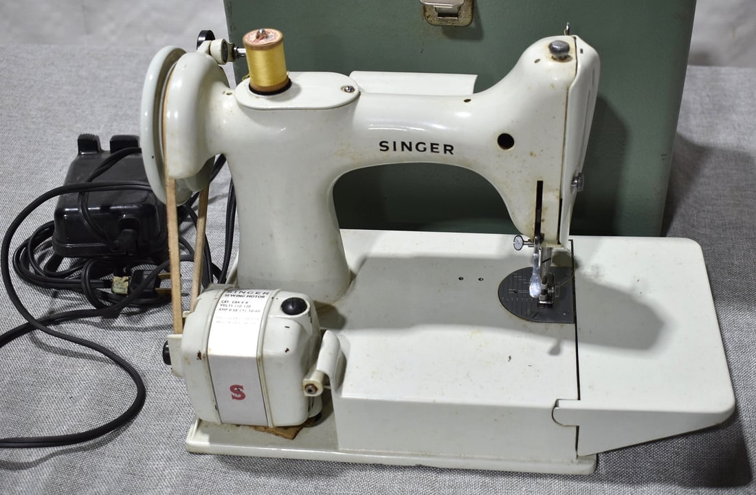 SINGER FEATHERWEIGHT MODEL 221K W/ATTACHMENTS - 6
