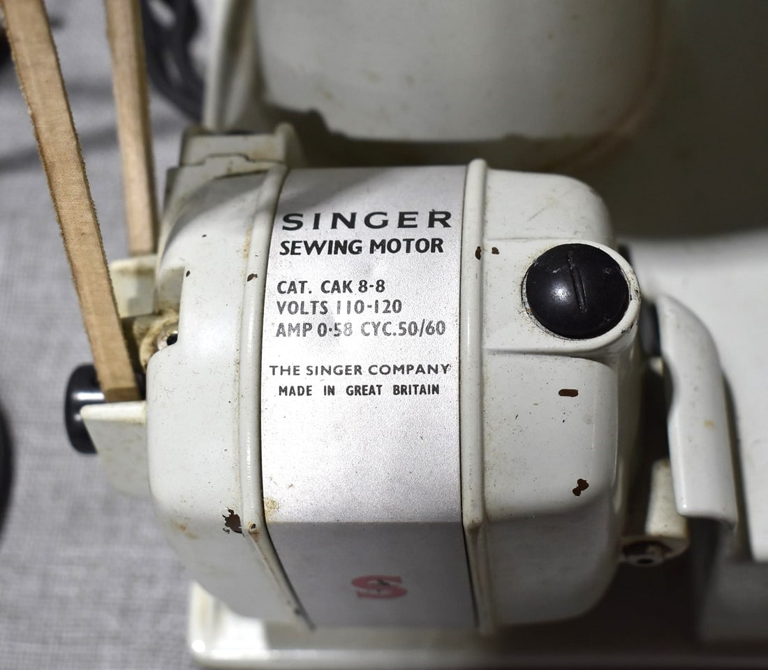 SINGER FEATHERWEIGHT MODEL 221K W/ATTACHMENTS - 7