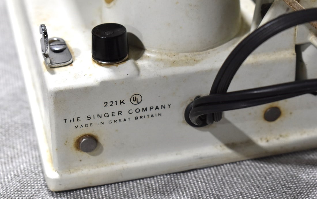 SINGER FEATHERWEIGHT MODEL 221K W/ATTACHMENTS - 8
