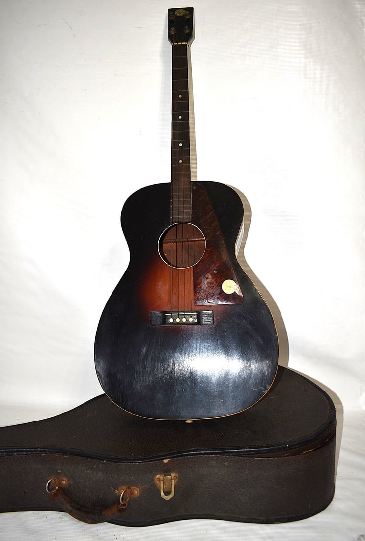 HARMONY VOGUE TENOR GUITAR, C. 1920: HARMONY VOGUE TENOR GUITAR, C. 1920