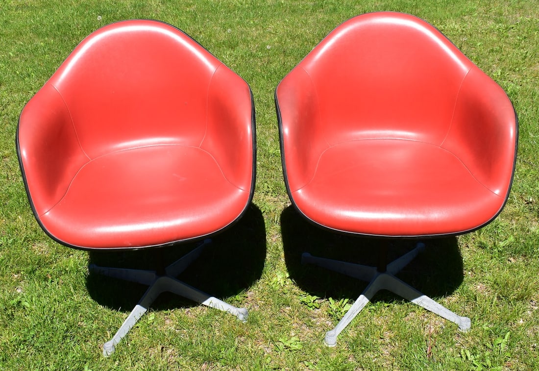 LOT (2) HERMAN MILLER PADDED SWIVEL ARMCHAIRS, C. 1969 (1 of 6)