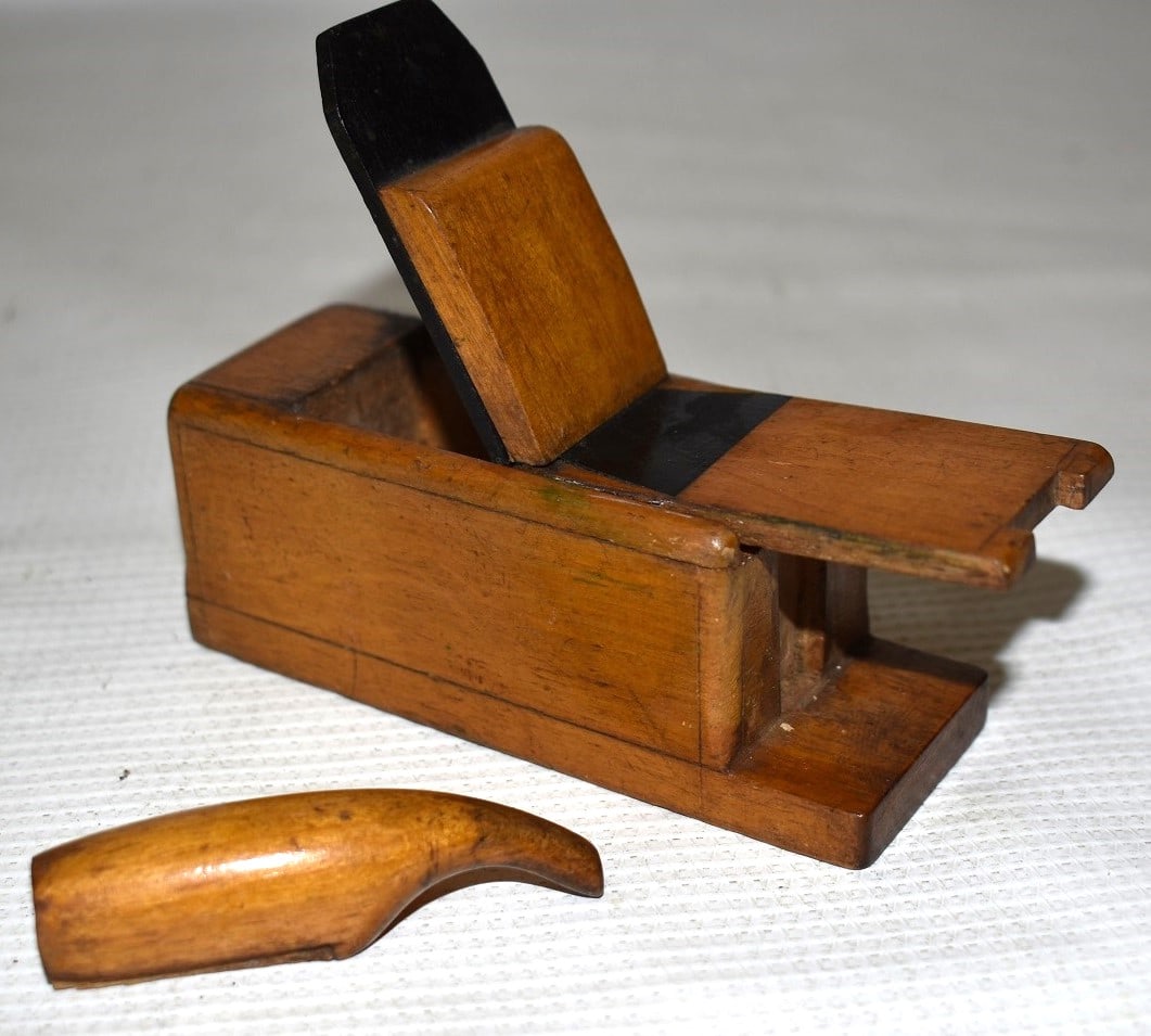 FINE MINIATURE MAPLE/EBONY BULL NOSE PLANE (1 of 8)