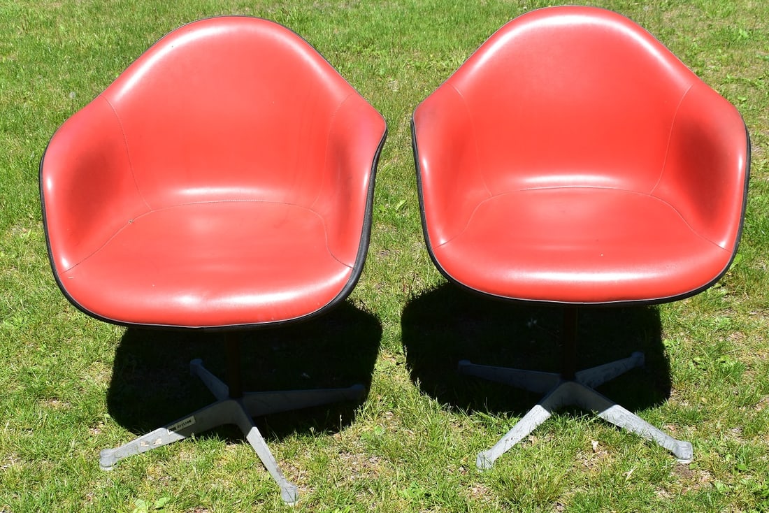 LOT (2) HERMAN MILLER PADDED SWIVEL ARMCHAIRS, C. 1969 (1 of 6)