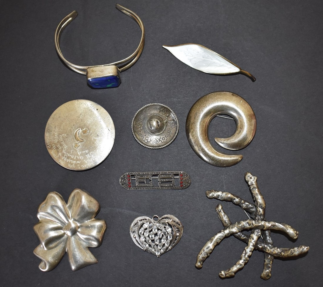 ASST VINTAGE STERLING BROACHES, BRACELETS, W. 5.3 OZ.: LOT ASSORTED VINTAGE STERLING BROACHES, BRACELETS, 20TH C., W. 5.3 OZ.