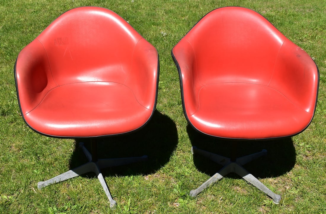 LOT (2) HERMAN MILLER PADDED SWIVEL ARMCHAIRS, C. 1969 (1 of 6)