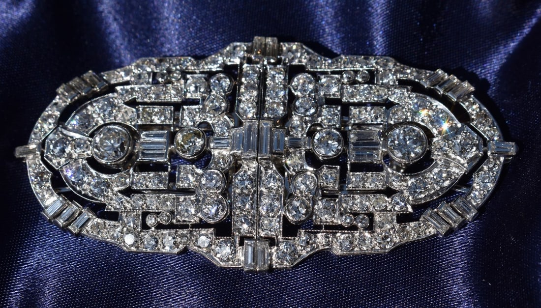 FINE TIFFANY PLATINUM/DIAMOND CONVERTIBLE BROOCH/CLIPS: FINE ART DECO TIFFANY & CO. PLATINUM/DIAMOND CONVERTIBLE BROOCH/SWEATER CLIPS W/APPROX. 8+ CTS. BRIGHT WHITE DIAMONDS, VS-FG, W. 21.5 DWT, TIFFANY INV. #2491, H. 1 1/2" W. 2 3/4"
