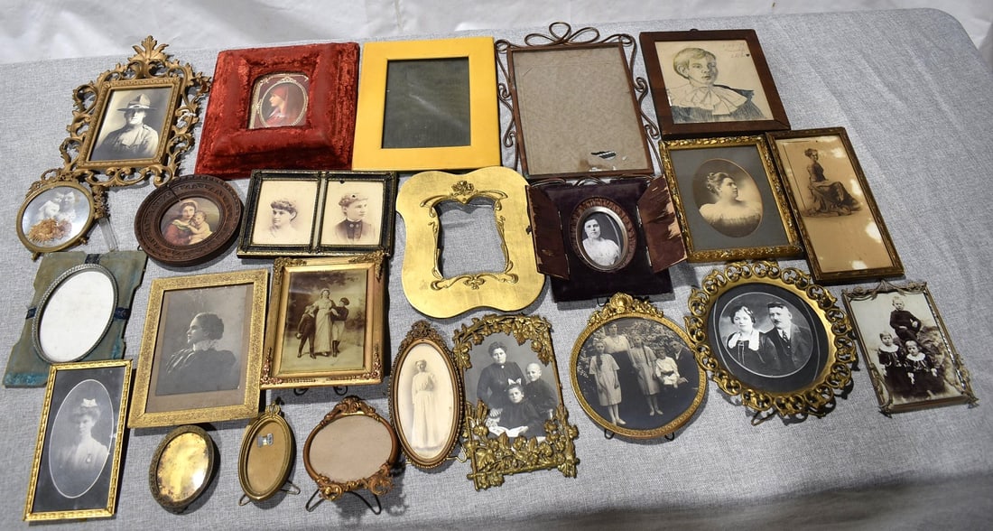 LOT ASSORTED BRASS, IRON & MATERIAL PICTURE FRAMES (1 of 9)