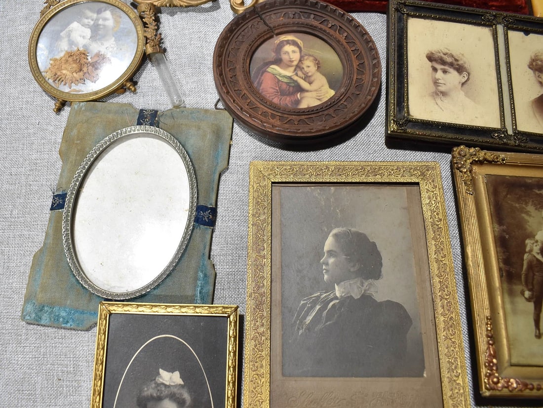 LOT ASSORTED BRASS, IRON & MATERIAL PICTURE FRAMES - 4
