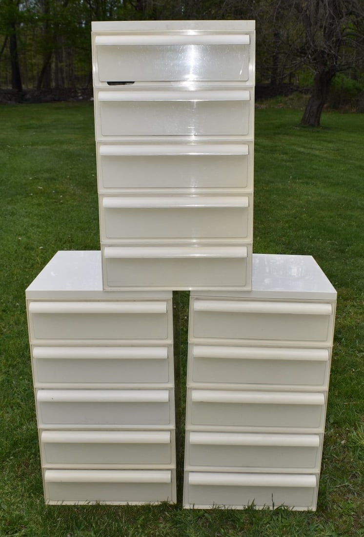 LOT (3) KARTEL BELEYRIAN 5 DRAWER CHESTS, C. 1960: LOT (3) KARTEL BELEYRIAN 5 DRAWER CHESTS, C. 1960, H. 28 1/2" W. 16 1/2" D. 16 1/2"
