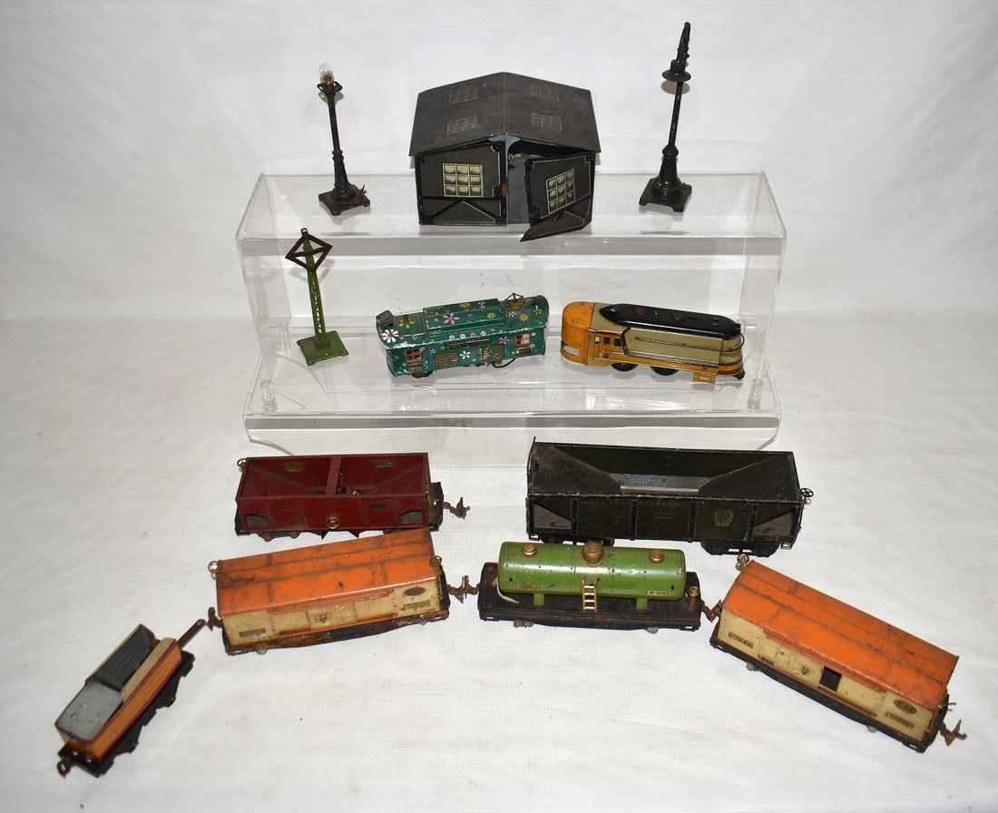 LOT OF ASSORTED TRAINS & ACCESSORIES, C. 1930/40'S (1 of 19)