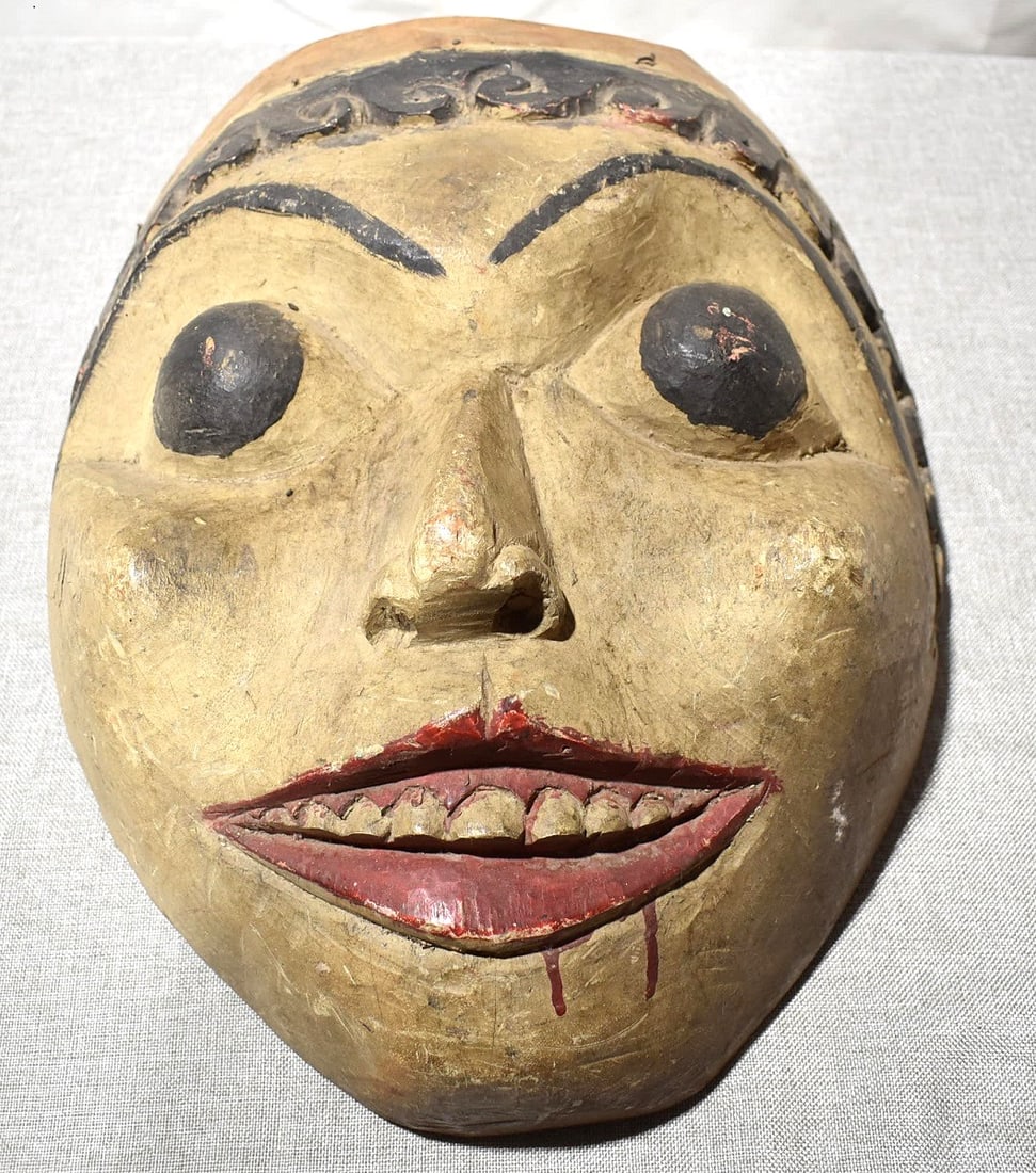 VINTAGE MEXICAN CARVED PAINTED PARADE MASK, 19TH C.: VINTAGE MEXICAN CARVED PAINTED PARADE MASK, 19TH C., 16" X 15"