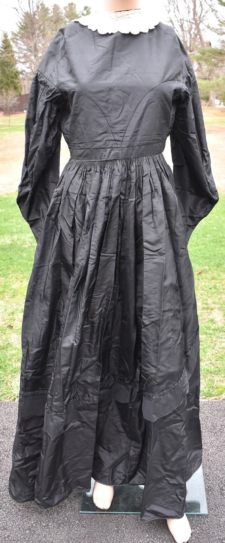VICTORIAN WOMAN'S DAY DRESS, C. 1880/90 (1 of 6)