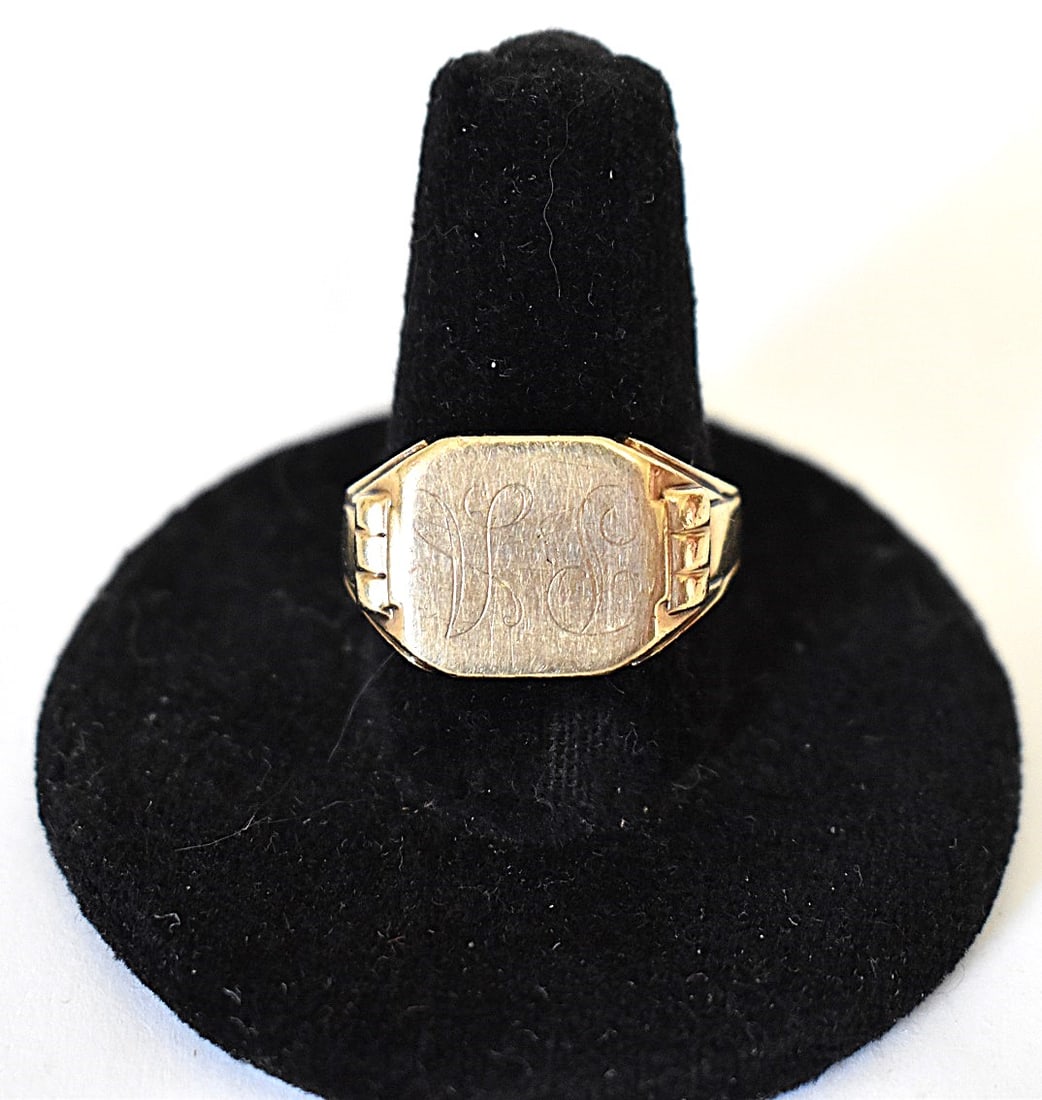 ART DECO 10KT Y/G INITIAL RING, C. 1930, SZ 8: ART DECO 10KT YELLOW GOLD INITIAL RING, C. 1930, SZ 8, W. 3.6 DWT