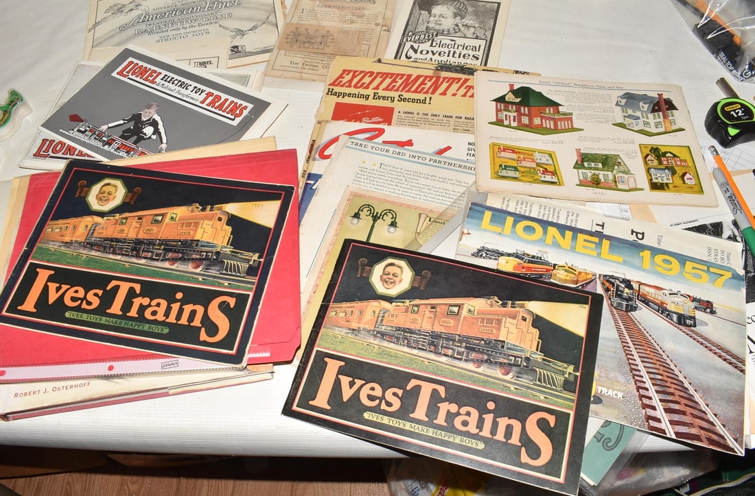 LOT ASSORTED LIONEL TRAIN CATALOGS, C. 1920/30'S (1 of 10)
