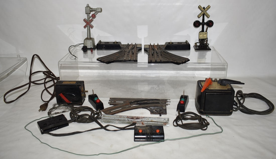 LOT OF ASSORTED LIONEL TRAINS AND ACCESSORIES (1 of 14)